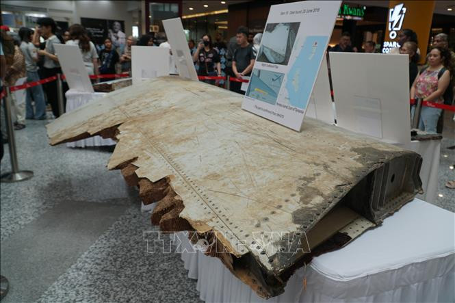 Một phần của cánh máy bay MH370 được trưng bày tại sự kiện tưởng niệm các nạn nhân mất tích ngày 3-3. Ảnh: TTXVN Một phần của cánh máy bay MH370 được trưng bày tại sự kiện tưởng niệm các nạn nhân mất tích ngày 3-3. Ảnh: TTXVN
