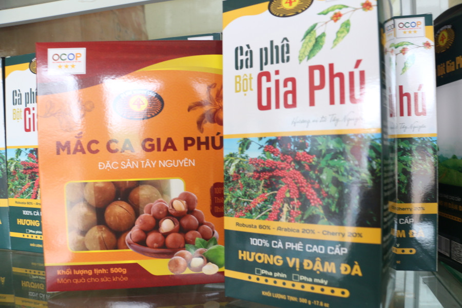 Bộ sản phẩm cà phê bột Gia Phú và mắc ca Gia Phú đạt OCOP 3 sao cấp tỉnh. Ảnh: N.S Bộ sản phẩm cà phê bột Gia Phú và mắc ca Gia Phú đạt OCOP 3 sao cấp tỉnh. Ảnh: N.S
