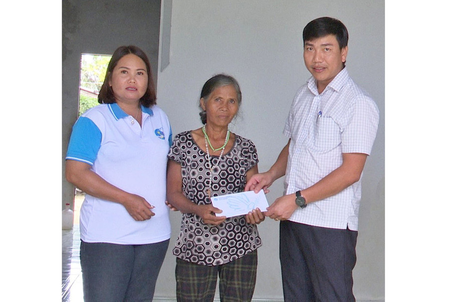 Chị Rơ Ô Lễ (bìa trái)-Chủ tịch Hội Liên hiệp phụ nữ huyện Krông Pa thăm gia đình hội viên phụ nữ có người thân bị tai nạn giao thông. Ảnh: M.C Chị Rơ Ô Lễ (bìa trái)-Chủ tịch Hội Liên hiệp phụ nữ huyện Krông Pa thăm gia đình hội viên phụ nữ có người thân bị tai nạn giao thông. Ảnh: M.C