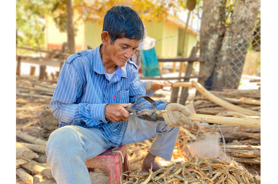 Không có đất sản xuất, ông Rơ Châm A Nhih (làng Kênh, xã Ia Phí, huyện Chư Păh) phải đi làm thuê để có tiền trang trải cuộc sống. Ảnh: H.D