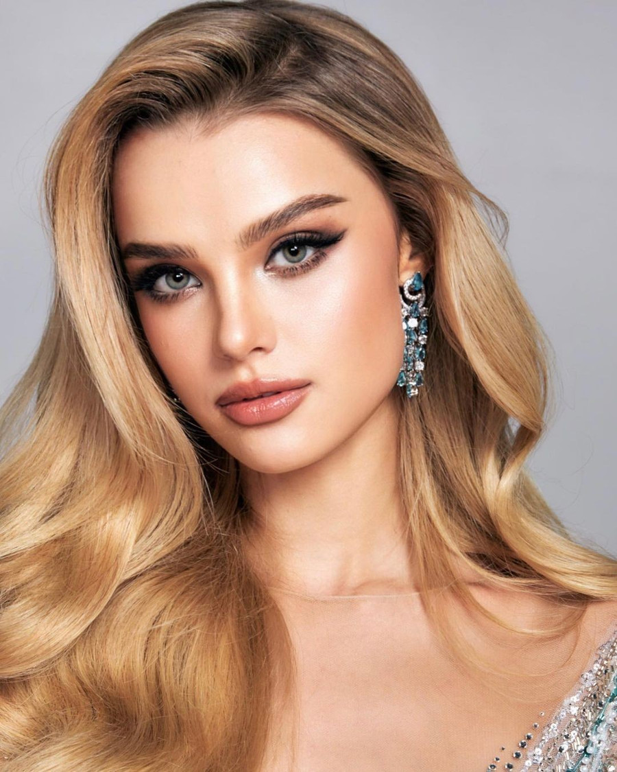 Hai đại diện Anh và Cộng hòa Czech. Hai đại diện Anh và Cộng hòa Czech.