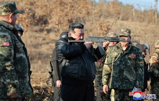 Nhà lãnh đạo Triều Tiên Kim Jong-un thị sát việc huấn luyện tại một căn cứ hoạt động quân sự ở nước này. Ảnh: Reuters