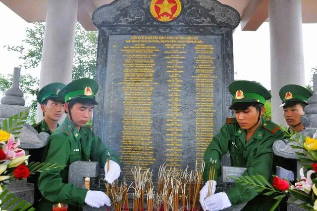 Tên anh hùng - liệt sĩ Nguyễn Vũ Tráng xếp đầu tiên trên bia tưởng niệm các liệt sĩ Đồn biên phòng Sì Lờ Lầu (Phong Thổ, Lai Châu) Tên anh hùng - liệt sĩ Nguyễn Vũ Tráng xếp đầu tiên trên bia tưởng niệm các liệt sĩ Đồn biên phòng Sì Lờ Lầu (Phong Thổ, Lai Châu)