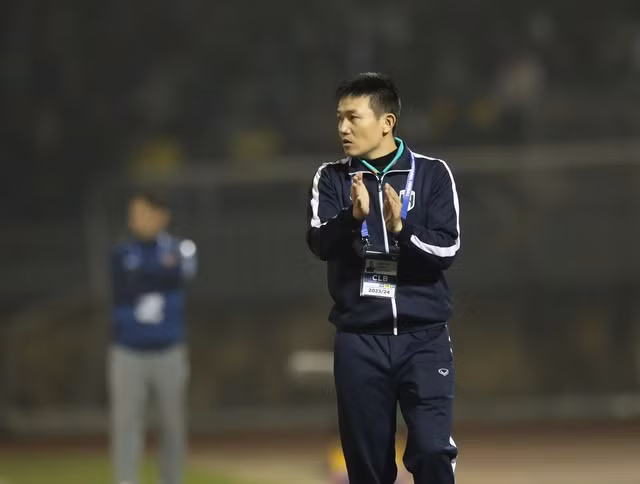 HLV Phan Như Thuật cùng các học trò luôn thể hiện sự khó chịu mỗi khi được thi đấu trên sân nhà