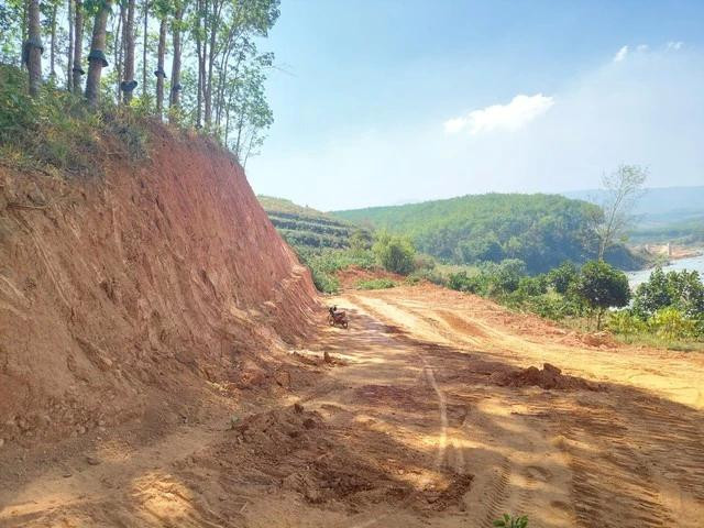 Khu vực khai thác đất trái phép tại thôn 5, xã Tân Cảnh