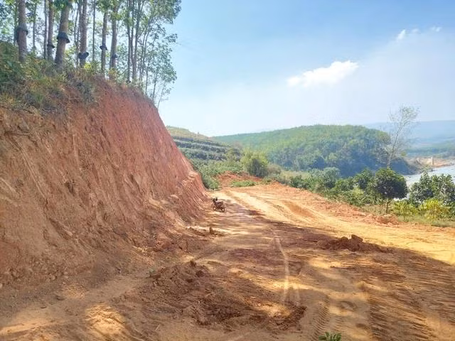 Khu vực khai thác đất trái phép tại thôn 5, xã Tân Cảnh