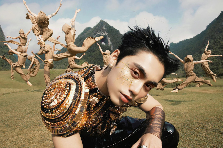 Hình ảnh trong MV Open Your Eyes của Mono.