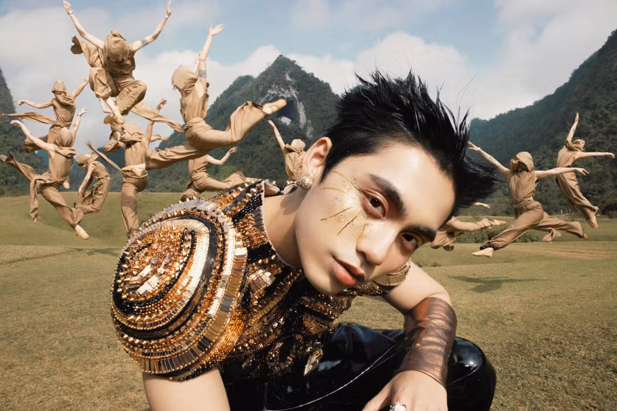 Hình ảnh trong MV Open Your Eyes của Mono.