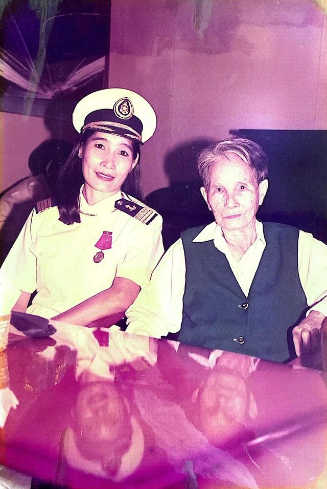 Thuyền trưởng Năm Hồng và bà Đặng Thị Tám, người cô đã dạy bà Hồng vào nghề biển Thuyền trưởng Năm Hồng và bà Đặng Thị Tám, người cô đã dạy bà Hồng vào nghề biển