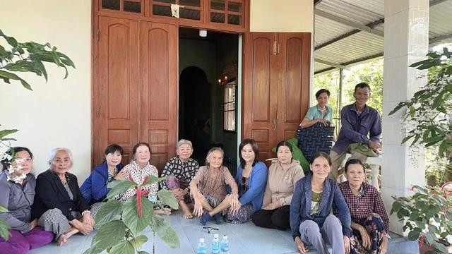 Bà Trần Thị Mười (thứ tư từ phải qua) đến thăm hỏi, tặng quà những người khó khăn mỗi khi có dịp về Việt Nam Bà Trần Thị Mười (thứ tư từ phải qua) đến thăm hỏi, tặng quà những người khó khăn mỗi khi có dịp về Việt Nam