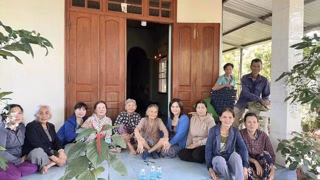 Bà Trần Thị Mười (thứ tư từ phải qua) đến thăm hỏi, tặng quà những người khó khăn mỗi khi có dịp về Việt Nam