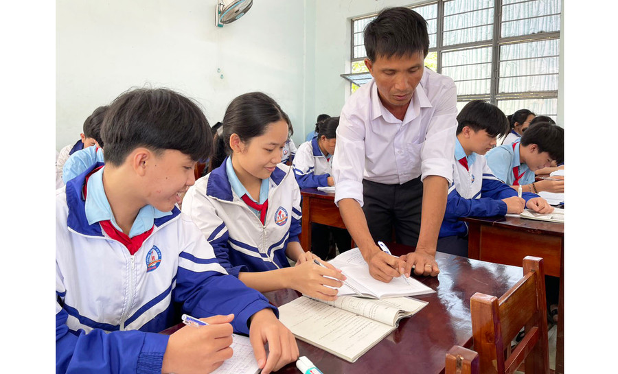 Với phương pháp dạy và học sáng tạo, đội tuyển học sinh giỏi môn Toán do thầy Huỳnh Văn Phong phụ trách luôn đạt thành tích cao trong các kỳ thi chọn học sinh giỏi các cấp. Ảnh: V.C Với phương pháp dạy và học sáng tạo, đội tuyển học sinh giỏi môn Toán do thầy Huỳnh Văn Phong phụ trách luôn đạt thành tích cao trong các kỳ thi chọn học sinh giỏi các cấp. Ảnh: V.C