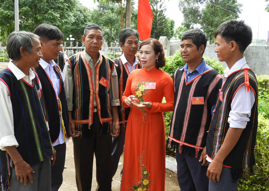 Chủ tịch Ủy ban MTTQ Việt Nam huyện Mang Yang Nguyễn Thị Thanh Nga trao đổi về công tác tổ chức Đại hội MTTQ Việt Nam cấp xã. Ảnh: T.N Chủ tịch Ủy ban MTTQ Việt Nam huyện Mang Yang Nguyễn Thị Thanh Nga trao đổi về công tác tổ chức Đại hội MTTQ Việt Nam cấp xã. Ảnh: T.N