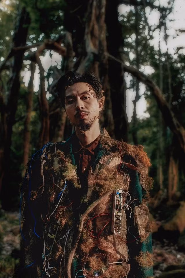 Đen Vâu gây ấn tượng với tạo hình cây cổ thụ khô cằn, thân bị quấn đầy dây điện điện