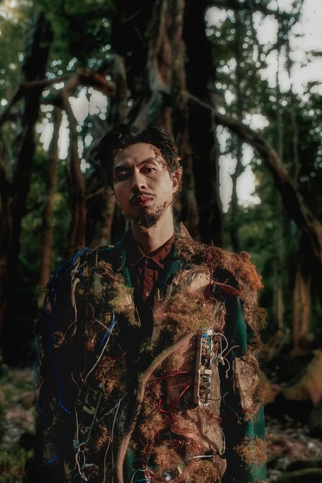 Đen Vâu gây ấn tượng với tạo hình cây cổ thụ khô cằn, thân bị quấn đầy dây điện điện Đen Vâu gây ấn tượng với tạo hình cây cổ thụ khô cằn, thân bị quấn đầy dây điện điện