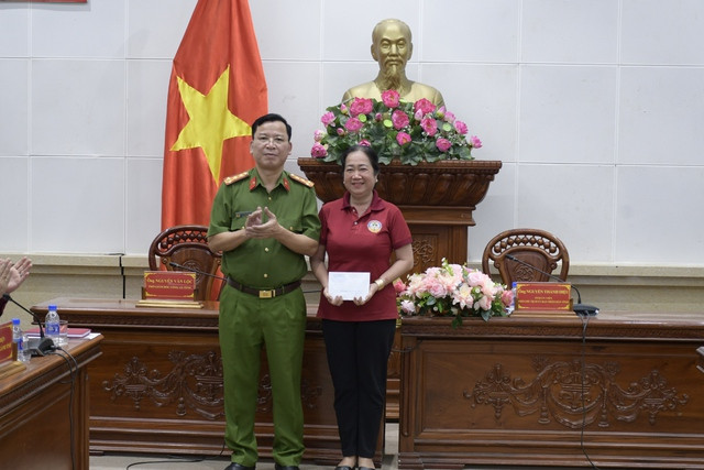 Đại tá Nguyễn Văn Lộc, Phó Giám đốc Công an tỉnh Tiền Giang, trao thưởng tập thể Trường Mầm non Tuổi Thần Tiên