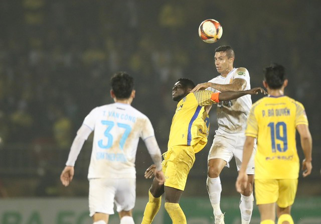 Olaha (áo vàng) mang đến sự khó chịu hàng thủ của CLB Nam Định