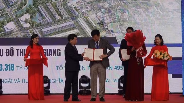 Tập đoàn Phúc Sơn được lãnh đạo tỉnh Quảng Ngãi trao quyết định chấp thuận đầu tư dự án Khu đô thị Bàu Giang ngày 24.12.2023