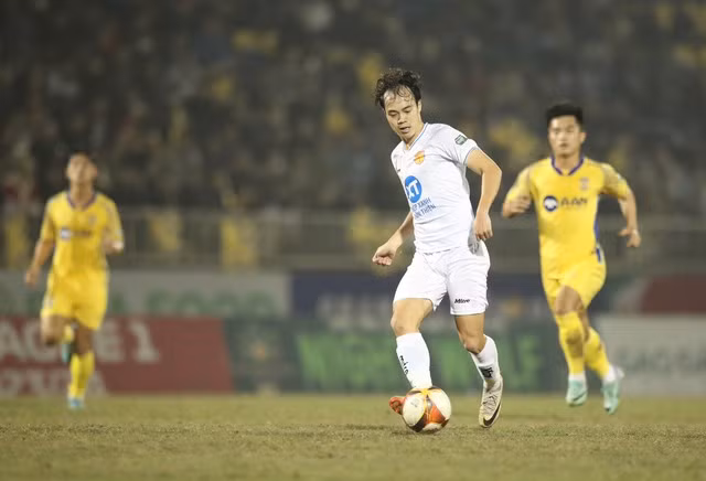 Văn Toàn cũng không để lại dấu ấn nào trong hiệp 1