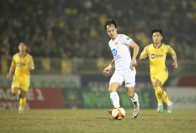 Văn Toàn cũng không để lại dấu ấn nào trong hiệp 1