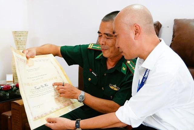 Thiếu tá Nguyễn Việt Hùng kể lại kỷ niệm về cha với PV Thanh Niên Thiếu tá Nguyễn Việt Hùng kể lại kỷ niệm về cha với PV Thanh Niên