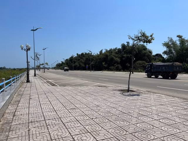 Đường bờ Nam sông Trà Khúc