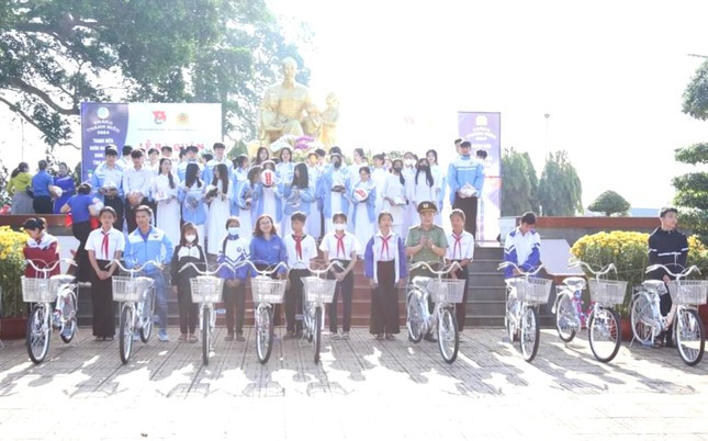 Thành Đoàn Buôn Ma Thuột phối hợp với Ban Thanh niên Công an tỉnh trao tặng xe đạp cho học sinh khó khăn.