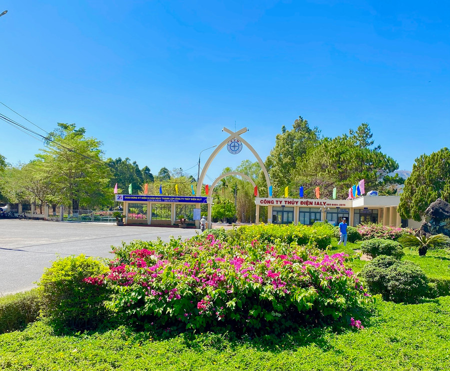 Một góc tuyệt đẹp đường vào Nhà máy Thủy điện Ialy (thị trấn Ialy, huyện Chư Păh). Ảnh: Hà Duy