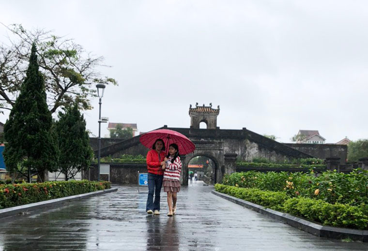 Du khách chụp ảnh lưu niệm tại Thành cổ Quảng Trị. Ảnh: Q.T