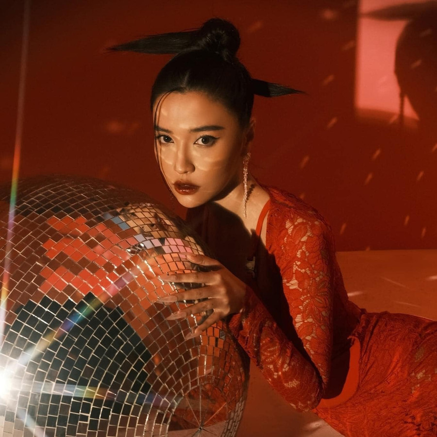 Bích Phương trở lại với sự hậu thuẫn mạnh mẽ từ phía sau. Bích Phương trở lại với sự hậu thuẫn mạnh mẽ từ phía sau.