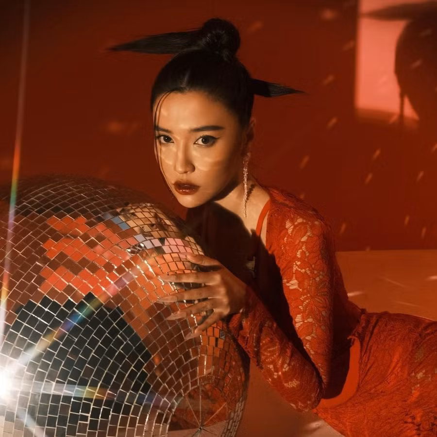 Bích Phương trở lại với sự hậu thuẫn mạnh mẽ từ phía sau. Bích Phương trở lại với sự hậu thuẫn mạnh mẽ từ phía sau.