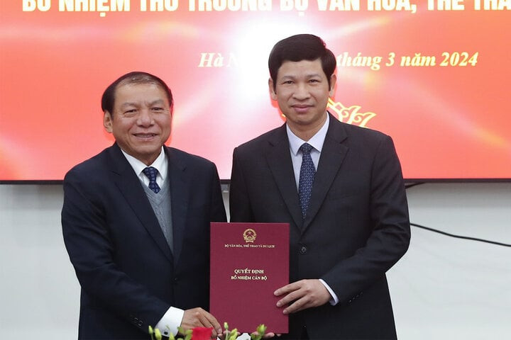 Thừa ủy quyền của Thủ tướng, Bộ trưởng Văn hóa, Thể thao và Du lịch Nguyễn Văn Hùng trao quyết định bổ nhiệm cho Thứ trưởng Hồ An Phong. (Ảnh: bvhttdl.gov.vn) Thừa ủy quyền của Thủ tướng, Bộ trưởng Văn hóa, Thể thao và Du lịch Nguyễn Văn Hùng trao quyết định bổ nhiệm cho Thứ trưởng Hồ An Phong. (Ảnh: bvhttdl.gov.vn)