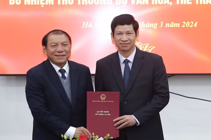 Thừa ủy quyền của Thủ tướng, Bộ trưởng Văn hóa, Thể thao và Du lịch Nguyễn Văn Hùng trao quyết định bổ nhiệm cho Thứ trưởng Hồ An Phong. (Ảnh: bvhttdl.gov.vn)