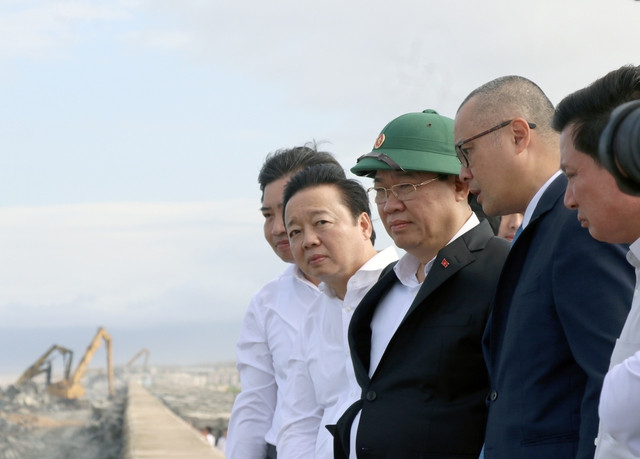 Chủ tịch Quốc hội Vương Đình Huệ và Phó Thủ tướng Trần Hồng Hà kiểm tra khu vực kè chống xói lở Xóm Rớ