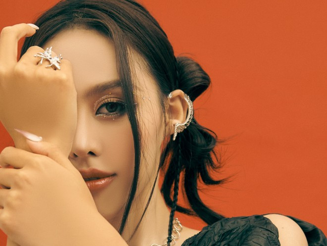 Á hậu Liên lục địa 2023 Lê Nguyễn Ngọc Hằng vừa công bố 2 bộ ảnh cá tính nhân dịp ngày Quốc tế Phụ nữ 8/3. Cô được đánh giá là nàng Á hậu thế hệ Gen Z đa tài. Sau thành tích Á hậu 2 Hoa hậu Liên lục địa 2023, cô luôn tích cực tham gia vào nhiều hoạt động cộng đồng và nghệ thuật. (Ảnh: CTV/Vietnam+)