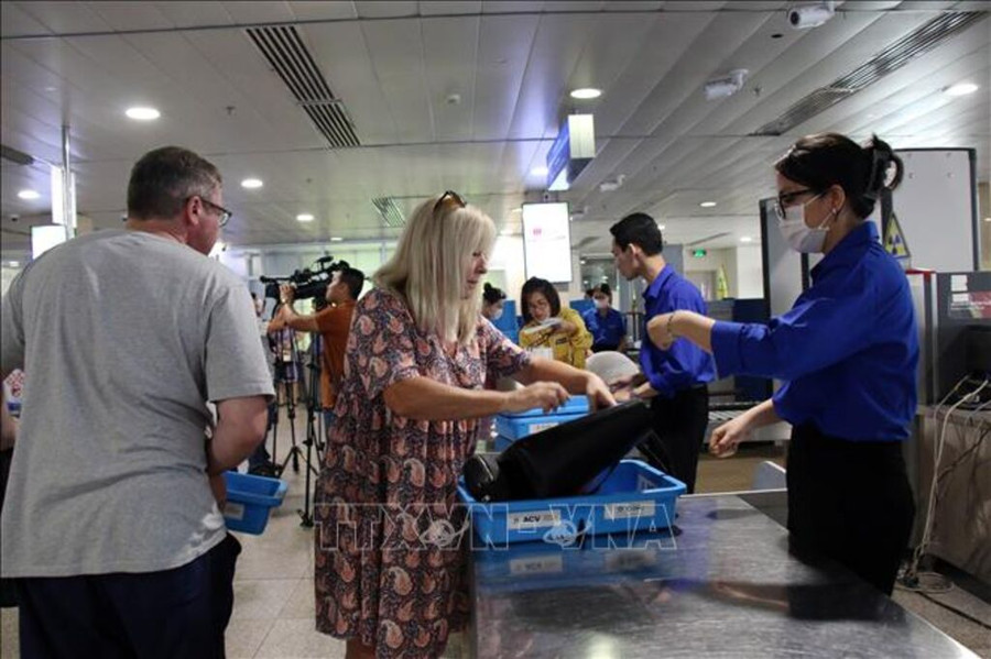 Khách quốc tế tại sân bay Tân Sơn Nhất. Ảnh: Tiến Lực/TTXVN