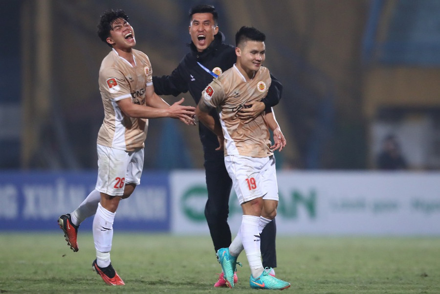 Quang Hải (phải) sẽ lên đội tuyển Quang Hải (phải) sẽ lên đội tuyển