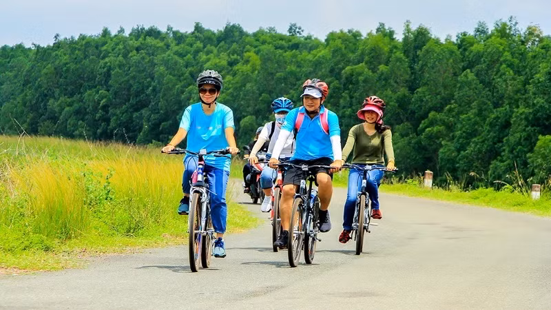 Khách du lịch đạp xe dã ngoại trong Khu Bảo tồn thiên nhiên văn hóa Ðồng Nai. Ảnh HỒNG ÐẠT