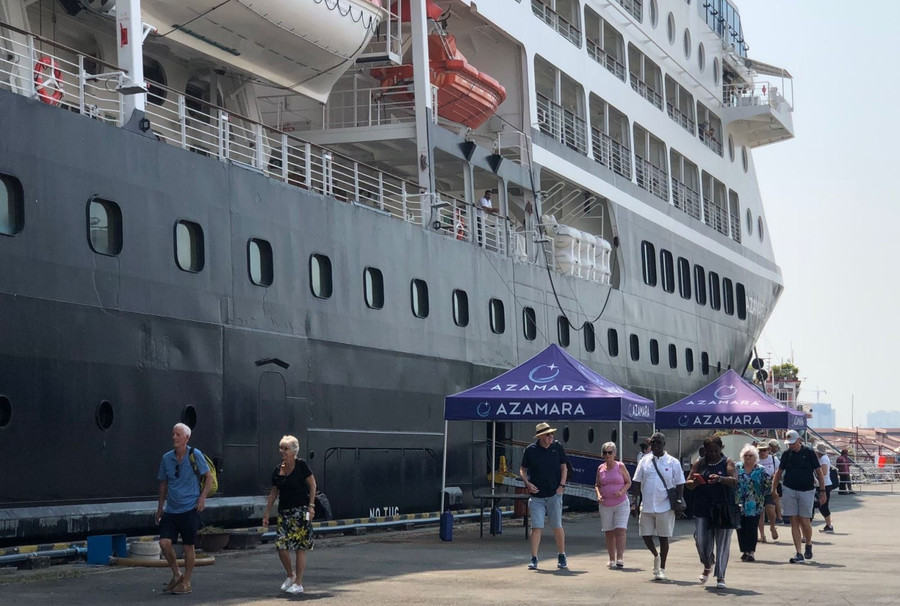 Đoàn khách du lịch của tàu biển Azamara Journey đã cập Cảng Sài Gòn vào ngày 2/3.