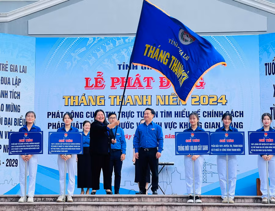 Bí thư Tỉnh Đoàn Hà Thị Giang Thảo phát động Tháng Thanh niên năm 2024. Ảnh: P.L