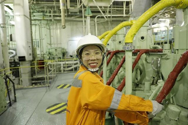 Hoài Thương hiện là sĩ quan máy 4 trên tàu viễn dương Hoài Thương hiện là sĩ quan máy 4 trên tàu viễn dương