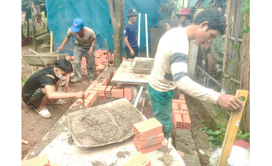 Lớp dạy nghề thợ nề do Trung tâm Giáo dục nghề nghiệp-Giáo dục thường xuyên huyện Kbang tổ chức. Ảnh: M.P