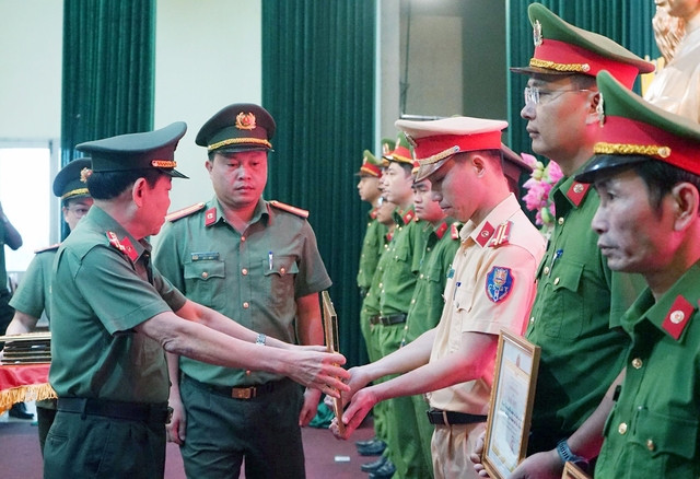 Đại tá Trần Đình Liên, Phó giám đốc Công an thành phố, trao bằng khen cho trung tá Nguyễn Đình Trung, Trạm trưởng Trạm CSGT cửa ô Hòa Nhơn Đại tá Trần Đình Liên, Phó giám đốc Công an thành phố, trao bằng khen cho trung tá Nguyễn Đình Trung, Trạm trưởng Trạm CSGT cửa ô Hòa Nhơn