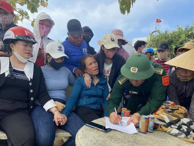 Nghe tin chồng mất tích, vợ của ngư dân Nguyễn Thành khóc nghẹn