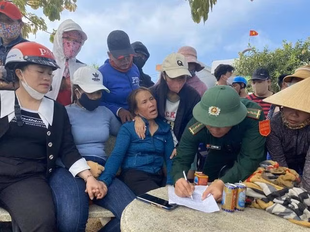 Nghe tin chồng mất tích, vợ của ngư dân Nguyễn Thành khóc nghẹn