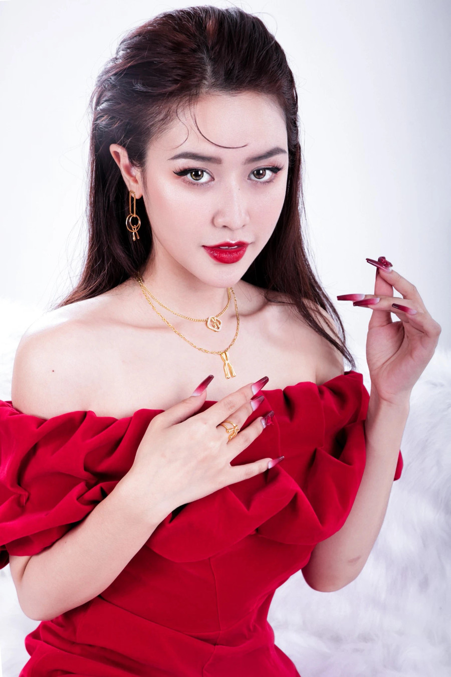 Quyên Qui dù chỉ xuất hiện chớp nhoáng ở phim điện ảnh Mai nhưng lại gây ấn tượng nhờ vẻ ngoài xinh đẹp cùng vóc dáng nổi bật. Ở dự án do Trấn Thành làm đạo diễn, người đẹp vào vai cô nhân tình của Tuấn Trần. Cả hai có phân cảnh táo bạo ngay từ đầu phim Quyên Qui dù chỉ xuất hiện chớp nhoáng ở phim điện ảnh Mai nhưng lại gây ấn tượng nhờ vẻ ngoài xinh đẹp cùng vóc dáng nổi bật. Ở dự án do Trấn Thành làm đạo diễn, người đẹp vào vai cô nhân tình của Tuấn Trần. Cả hai có phân cảnh táo bạo ngay từ đầu phim