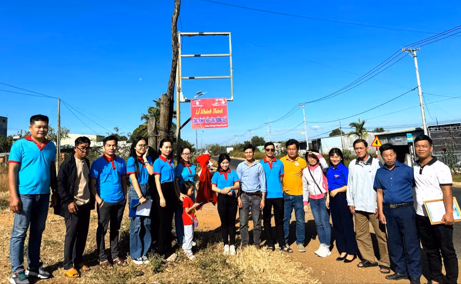 Khánh thành công trình “Thắp sáng đường quê” tại làng Tnung, xã Hbông. Ảnh: Nay Winh