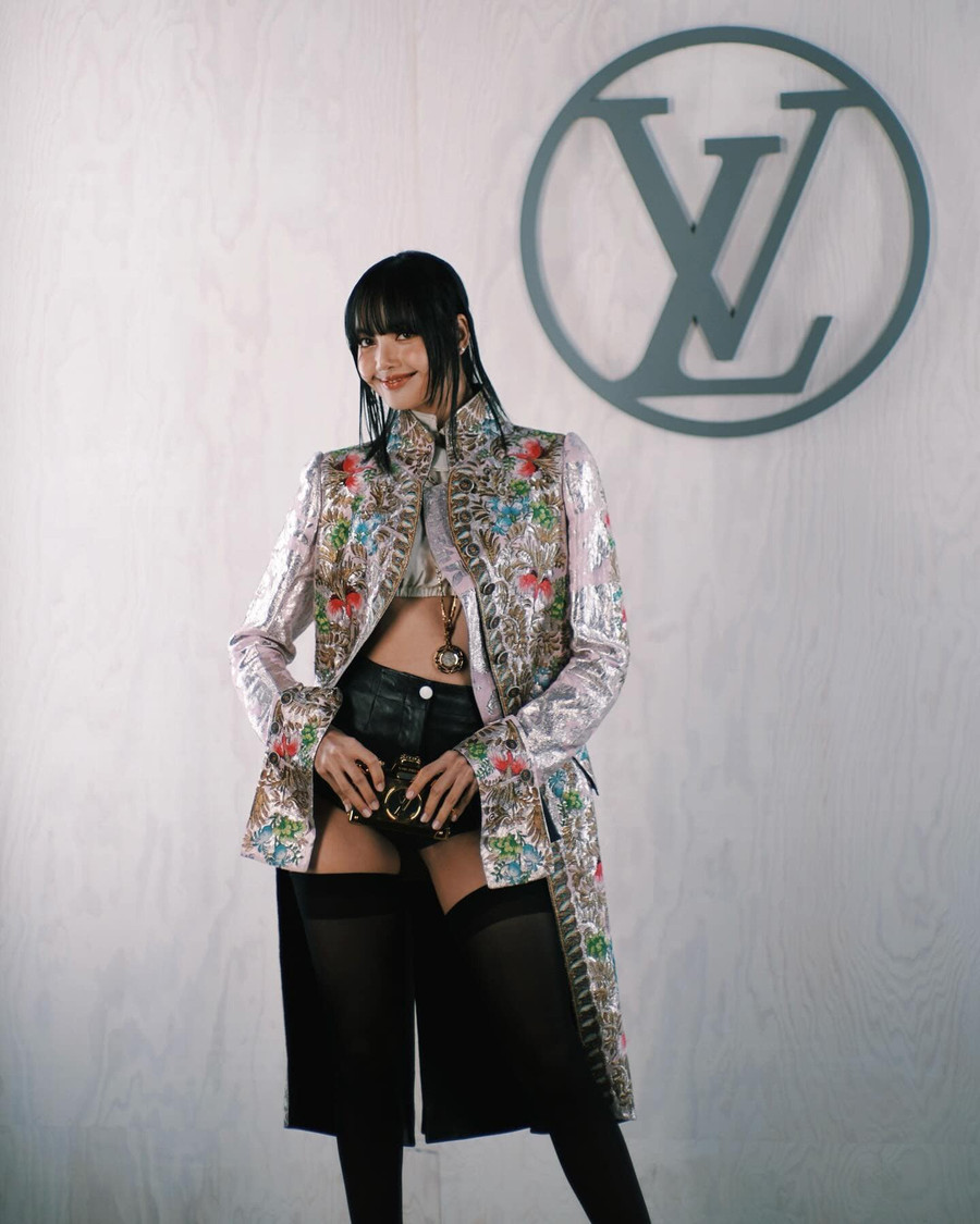 Nhiều tin đồn về việc Lisa chia tay thương hiệu Celine và tìm bến đỗ lâu dài với Louis Vuitton. Trước đó, Lisa là đại sứ toàn cầu của Celine, thông thường người đại diện thương hiệu sẽ tránh đi sự kiện thời trang của nhãn hàng khác. Nhiều tin đồn về việc Lisa chia tay thương hiệu Celine và tìm bến đỗ lâu dài với Louis Vuitton. Trước đó, Lisa là đại sứ toàn cầu của Celine, thông thường người đại diện thương hiệu sẽ tránh đi sự kiện thời trang của nhãn hàng khác.