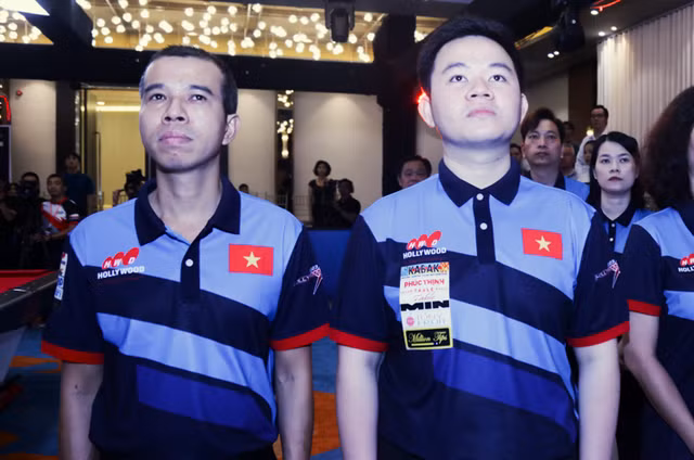 Trần Quyết Chiến (trái) và Bao Phương Vinh đại diện billiards Việt Nam tham dự giải đồng đội thế giới