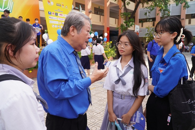 Học sinh đặt câu hỏi với chuyên gia